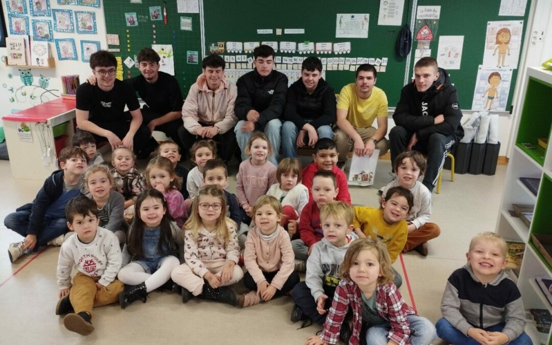 Des élèves de St Ilan rencontrent les élèves de maternelle.