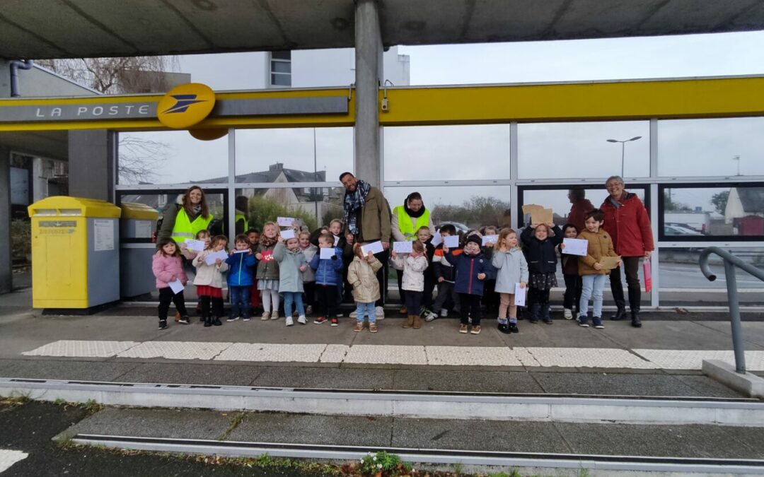 Les classes de maternelle en visite à La Poste